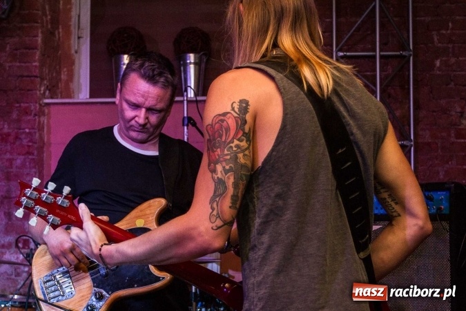 Zdjęcie w galerii na portalu naszraciborz.pl: Pączki w Tłuszczu z Tomaszem Karolakiem w raciborskiej Piwnicy wiadomości z regionu