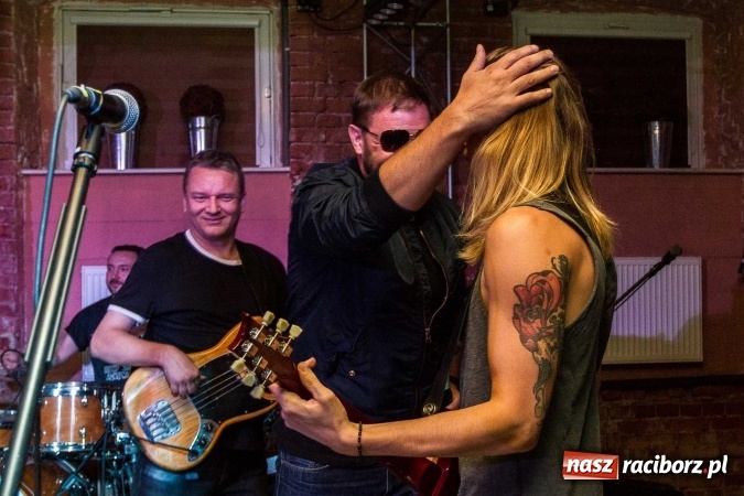 Zdjęcie w galerii na portalu naszraciborz.pl: Pączki w Tłuszczu z Tomaszem Karolakiem w raciborskiej Piwnicy wiadomości z regionu