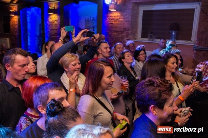 Zdjęcie w galerii na portalu naszraciborz.pl: Pączki w Tłuszczu z Tomaszem Karolakiem w raciborskiej Piwnicy wiadomości z regionu