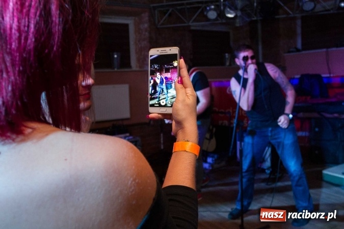 Zdjęcie w galerii na portalu naszraciborz.pl: Pączki w Tłuszczu z Tomaszem Karolakiem w raciborskiej Piwnicy wiadomości z regionu