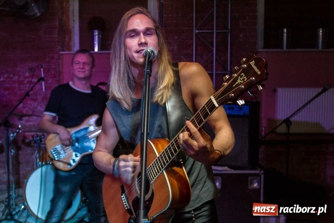 Zdjęcie w galerii na portalu naszraciborz.pl: Pączki w Tłuszczu z Tomaszem Karolakiem w raciborskiej Piwnicy wiadomości z regionu