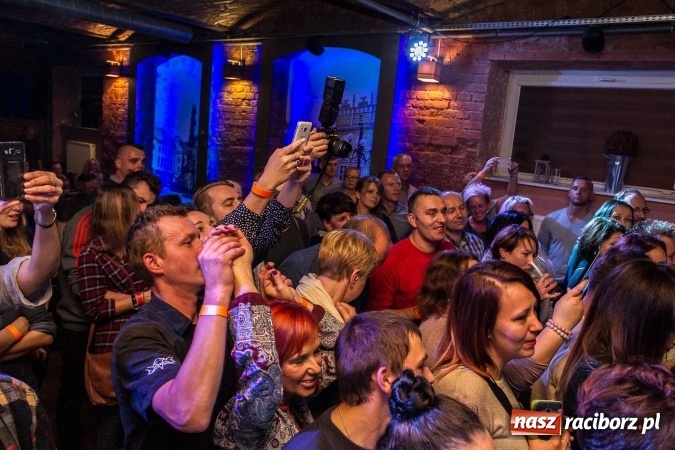 Zdjęcie w galerii na portalu naszraciborz.pl: Pączki w Tłuszczu z Tomaszem Karolakiem w raciborskiej Piwnicy wiadomości z regionu