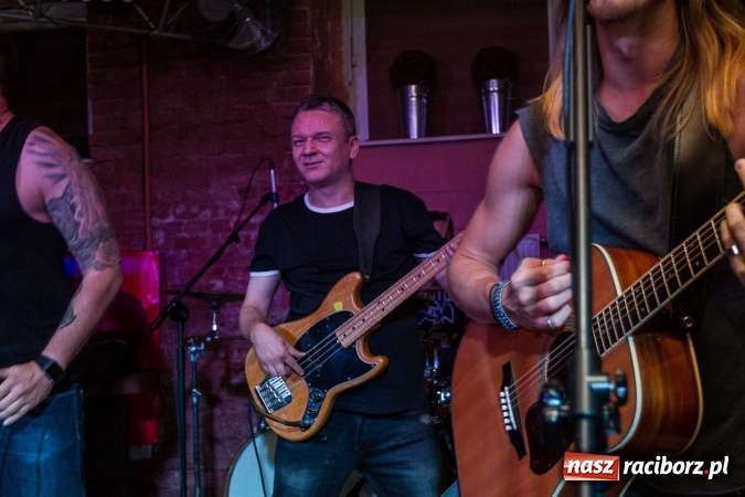 Zdjęcie w galerii na portalu naszraciborz.pl: Pączki w Tłuszczu z Tomaszem Karolakiem w raciborskiej Piwnicy wiadomości z regionu