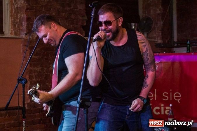 Zdjęcie w galerii na portalu naszraciborz.pl: Pączki w Tłuszczu z Tomaszem Karolakiem w raciborskiej Piwnicy wiadomości z regionu