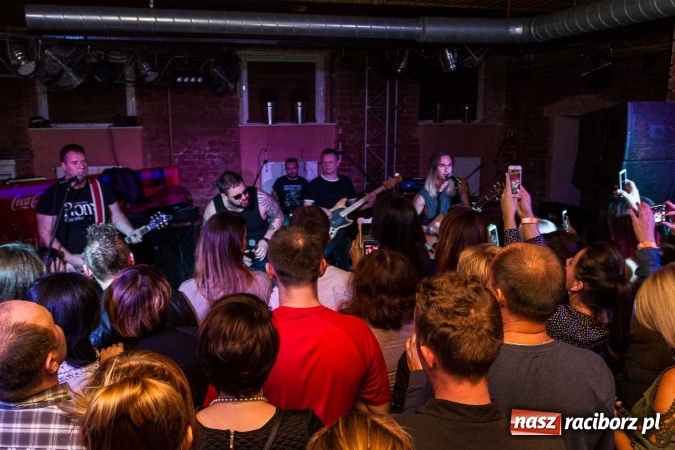 Zdjęcie w galerii na portalu naszraciborz.pl: Pączki w Tłuszczu z Tomaszem Karolakiem w raciborskiej Piwnicy wiadomości z regionu