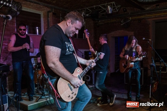 Zdjęcie w galerii na portalu naszraciborz.pl: Pączki w Tłuszczu z Tomaszem Karolakiem w raciborskiej Piwnicy wiadomości z regionu