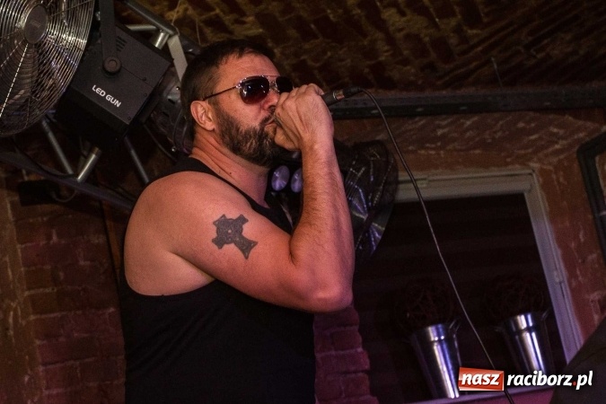 Zdjęcie w galerii na portalu naszraciborz.pl: Pączki w Tłuszczu z Tomaszem Karolakiem w raciborskiej Piwnicy wiadomości z regionu