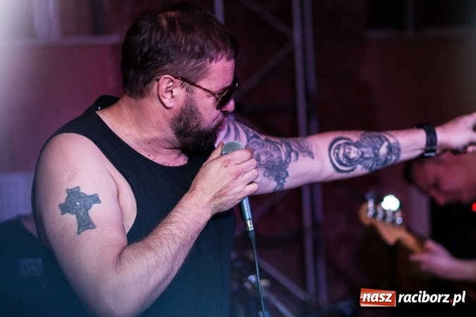 Zdjęcie w galerii na portalu naszraciborz.pl: Pączki w Tłuszczu z Tomaszem Karolakiem w raciborskiej Piwnicy wiadomości z regionu