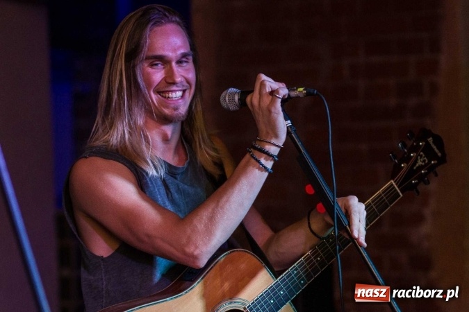 Zdjęcie w galerii na portalu naszraciborz.pl: Pączki w Tłuszczu z Tomaszem Karolakiem w raciborskiej Piwnicy wiadomości z regionu