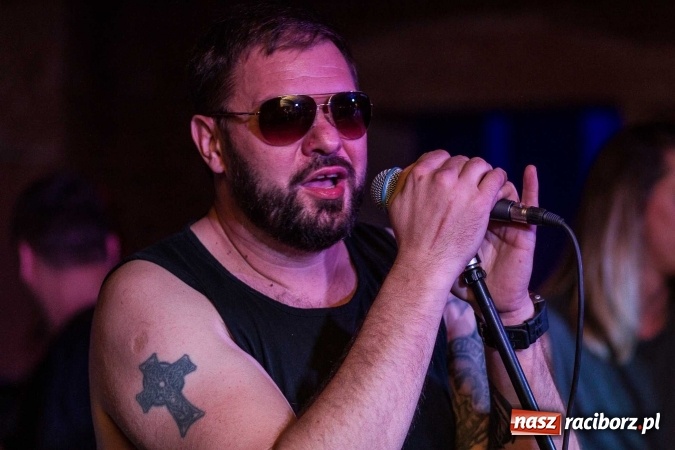 Zdjęcie w galerii na portalu naszraciborz.pl: Pączki w Tłuszczu z Tomaszem Karolakiem w raciborskiej Piwnicy wiadomości z regionu