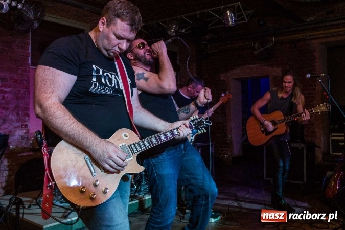 Zdjęcie w galerii na portalu naszraciborz.pl: Pączki w Tłuszczu z Tomaszem Karolakiem w raciborskiej Piwnicy wiadomości z regionu