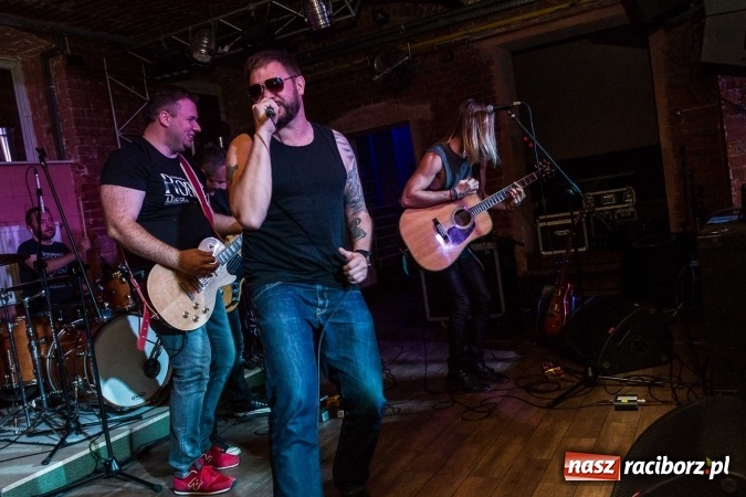 Zdjęcie w galerii na portalu naszraciborz.pl: Pączki w Tłuszczu z Tomaszem Karolakiem w raciborskiej Piwnicy wiadomości z regionu