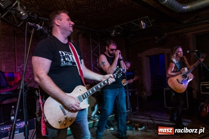 Zdjęcie w galerii na portalu naszraciborz.pl: Pączki w Tłuszczu z Tomaszem Karolakiem w raciborskiej Piwnicy wiadomości z regionu