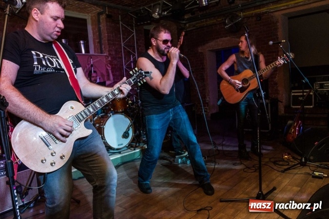 Zdjęcie w galerii na portalu naszraciborz.pl: Pączki w Tłuszczu z Tomaszem Karolakiem w raciborskiej Piwnicy wiadomości z regionu