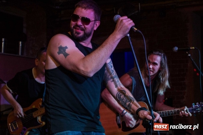 Zdjęcie w galerii na portalu naszraciborz.pl: Pączki w Tłuszczu z Tomaszem Karolakiem w raciborskiej Piwnicy wiadomości z regionu