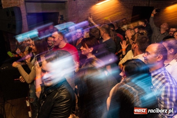 Zdjęcie w galerii na portalu naszraciborz.pl: Pączki w Tłuszczu z Tomaszem Karolakiem w raciborskiej Piwnicy wiadomości z regionu