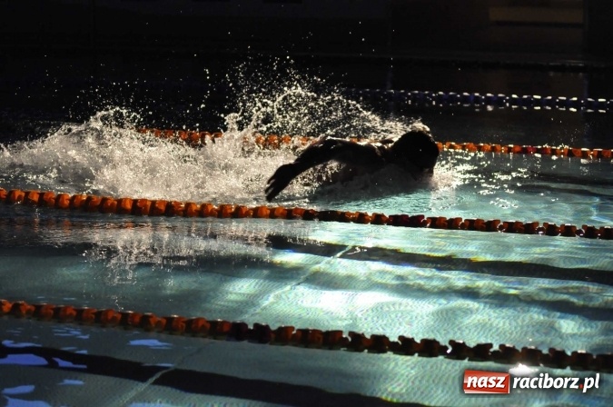 Zdjęcie w galerii na portalu naszraciborz.pl: Olimpijczyk Konrad Czerniak gościem specjalnym sprinterskich zawod&oacute;w a Puchar Dyrektora ZSOMS wiadomości z regionu