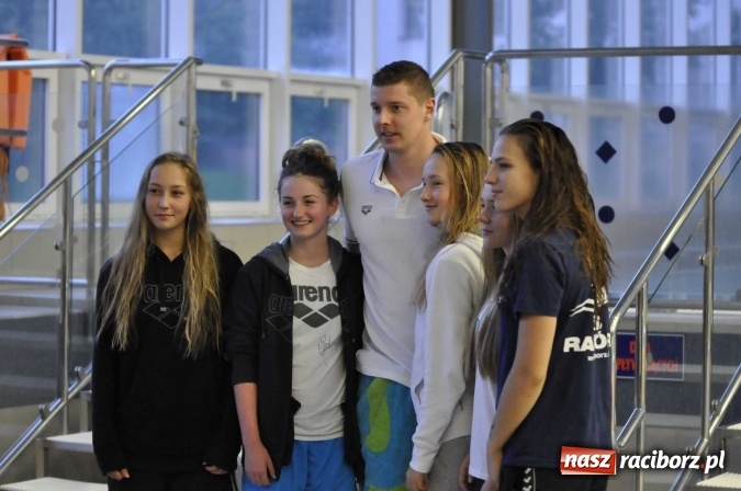 Zdjęcie w galerii na portalu naszraciborz.pl: Olimpijczyk Konrad Czerniak gościem specjalnym sprinterskich zawod&oacute;w a Puchar Dyrektora ZSOMS wiadomości z regionu