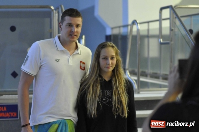 Zdjęcie w galerii na portalu naszraciborz.pl: Olimpijczyk Konrad Czerniak gościem specjalnym sprinterskich zawod&oacute;w a Puchar Dyrektora ZSOMS wiadomości z regionu