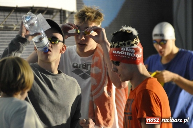 Zdjęcie w galerii na portalu naszraciborz.pl: Olimpijczyk Konrad Czerniak gościem specjalnym sprinterskich zawod&oacute;w a Puchar Dyrektora ZSOMS wiadomości z regionu