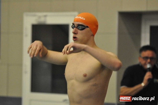 Zdjęcie w galerii na portalu naszraciborz.pl: Olimpijczyk Konrad Czerniak gościem specjalnym sprinterskich zawod&oacute;w a Puchar Dyrektora ZSOMS wiadomości z regionu