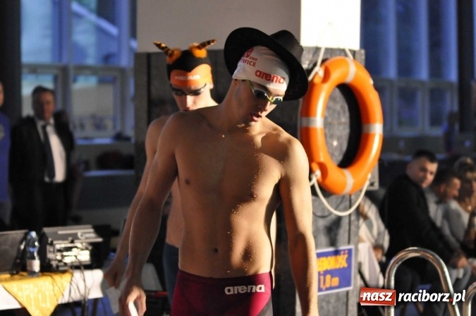 Zdjęcie w galerii na portalu naszraciborz.pl: Olimpijczyk Konrad Czerniak gościem specjalnym sprinterskich zawod&oacute;w a Puchar Dyrektora ZSOMS wiadomości z regionu