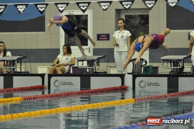 Zdjęcie w galerii na portalu naszraciborz.pl: Olimpijczyk Konrad Czerniak gościem specjalnym sprinterskich zawod&oacute;w a Puchar Dyrektora ZSOMS wiadomości z regionu