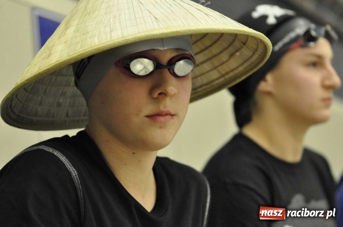 Zdjęcie w galerii na portalu naszraciborz.pl: Olimpijczyk Konrad Czerniak gościem specjalnym sprinterskich zawod&oacute;w a Puchar Dyrektora ZSOMS wiadomości z regionu