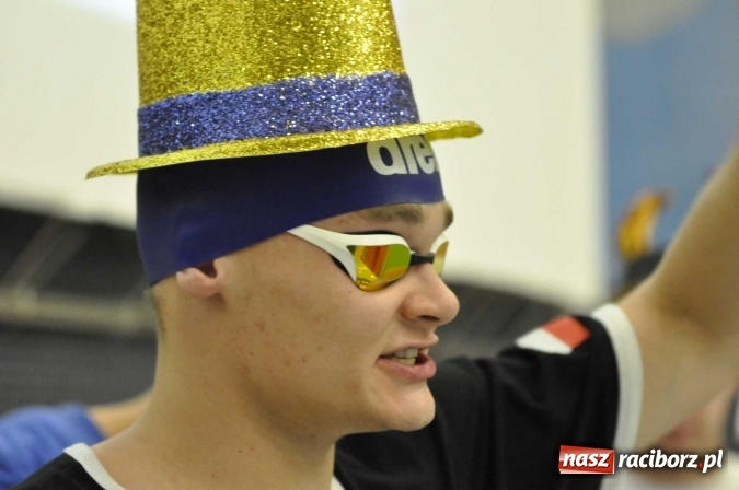 Zdjęcie w galerii na portalu naszraciborz.pl: Olimpijczyk Konrad Czerniak gościem specjalnym sprinterskich zawod&oacute;w a Puchar Dyrektora ZSOMS wiadomości z regionu