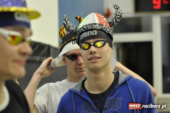 Zdjęcie w galerii na portalu naszraciborz.pl: Olimpijczyk Konrad Czerniak gościem specjalnym sprinterskich zawod&oacute;w a Puchar Dyrektora ZSOMS wiadomości z regionu