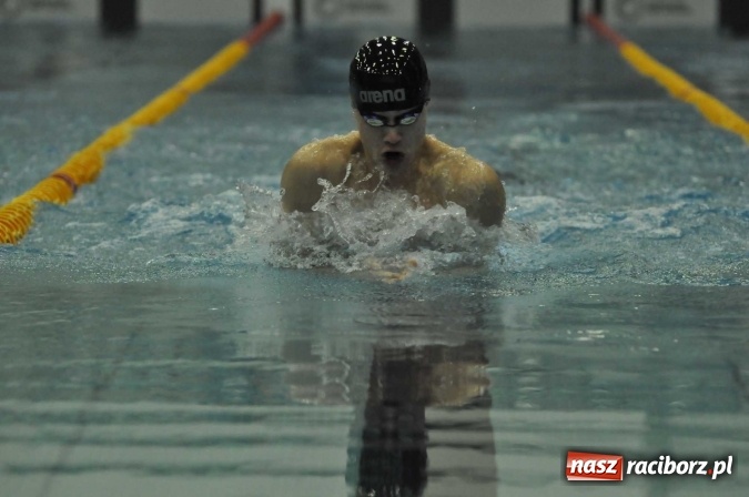 Zdjęcie w galerii na portalu naszraciborz.pl: Olimpijczyk Konrad Czerniak gościem specjalnym sprinterskich zawod&oacute;w a Puchar Dyrektora ZSOMS wiadomości z regionu