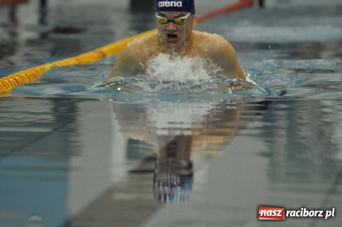 Zdjęcie w galerii na portalu naszraciborz.pl: Olimpijczyk Konrad Czerniak gościem specjalnym sprinterskich zawod&oacute;w a Puchar Dyrektora ZSOMS wiadomości z regionu