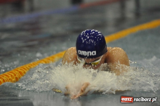 Zdjęcie w galerii na portalu naszraciborz.pl: Olimpijczyk Konrad Czerniak gościem specjalnym sprinterskich zawod&oacute;w a Puchar Dyrektora ZSOMS wiadomości z regionu