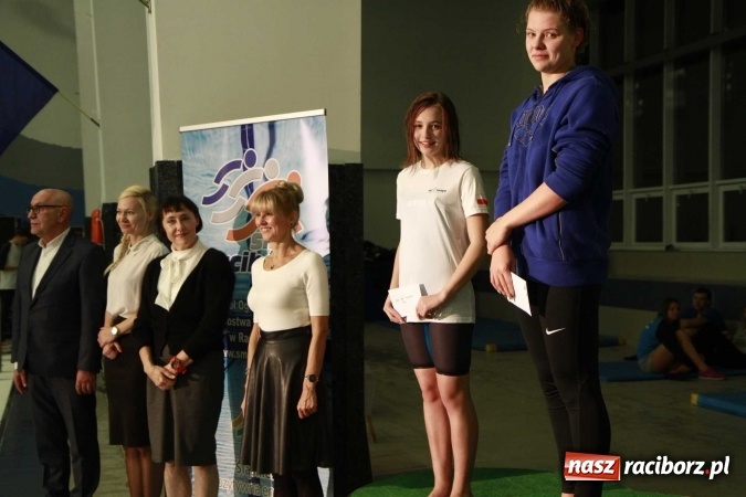 Zdjęcie w galerii na portalu naszraciborz.pl: Olimpijczyk Konrad Czerniak gościem specjalnym sprinterskich zawod&oacute;w a Puchar Dyrektora ZSOMS wiadomości z regionu