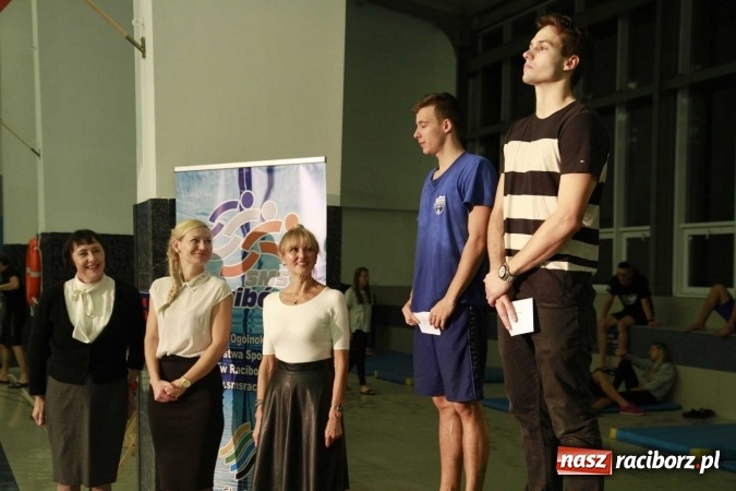 Zdjęcie w galerii na portalu naszraciborz.pl: Olimpijczyk Konrad Czerniak gościem specjalnym sprinterskich zawod&oacute;w a Puchar Dyrektora ZSOMS wiadomości z regionu