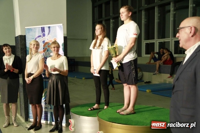 Zdjęcie w galerii na portalu naszraciborz.pl: Olimpijczyk Konrad Czerniak gościem specjalnym sprinterskich zawod&oacute;w a Puchar Dyrektora ZSOMS wiadomości z regionu