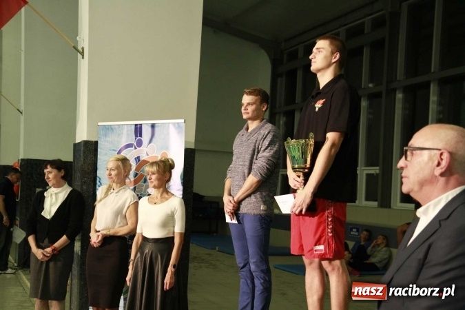 Zdjęcie w galerii na portalu naszraciborz.pl: Olimpijczyk Konrad Czerniak gościem specjalnym sprinterskich zawod&oacute;w a Puchar Dyrektora ZSOMS wiadomości z regionu