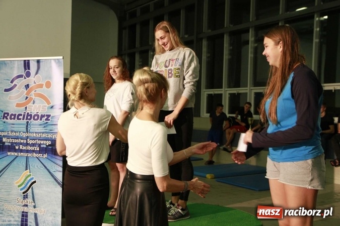 Zdjęcie w galerii na portalu naszraciborz.pl: Olimpijczyk Konrad Czerniak gościem specjalnym sprinterskich zawod&oacute;w a Puchar Dyrektora ZSOMS wiadomości z regionu