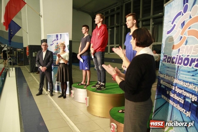 Zdjęcie w galerii na portalu naszraciborz.pl: Olimpijczyk Konrad Czerniak gościem specjalnym sprinterskich zawod&oacute;w a Puchar Dyrektora ZSOMS wiadomości z regionu