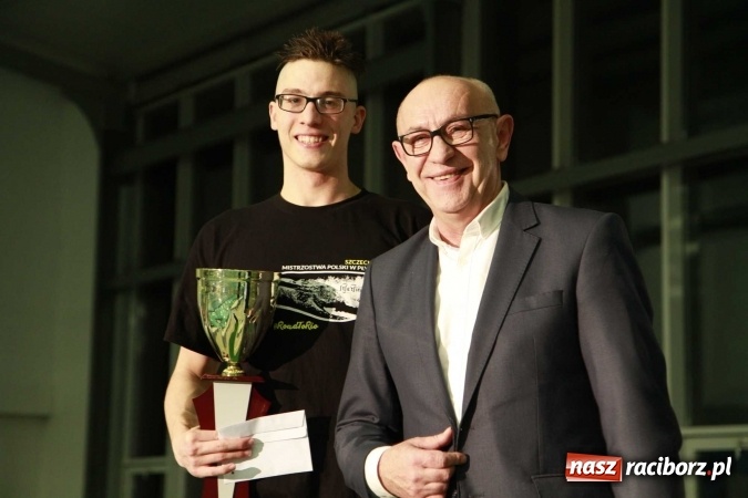 Zdjęcie w galerii na portalu naszraciborz.pl: Olimpijczyk Konrad Czerniak gościem specjalnym sprinterskich zawod&oacute;w a Puchar Dyrektora ZSOMS wiadomości z regionu