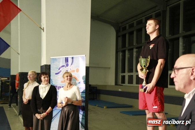 Zdjęcie w galerii na portalu naszraciborz.pl: Olimpijczyk Konrad Czerniak gościem specjalnym sprinterskich zawod&oacute;w a Puchar Dyrektora ZSOMS wiadomości z regionu