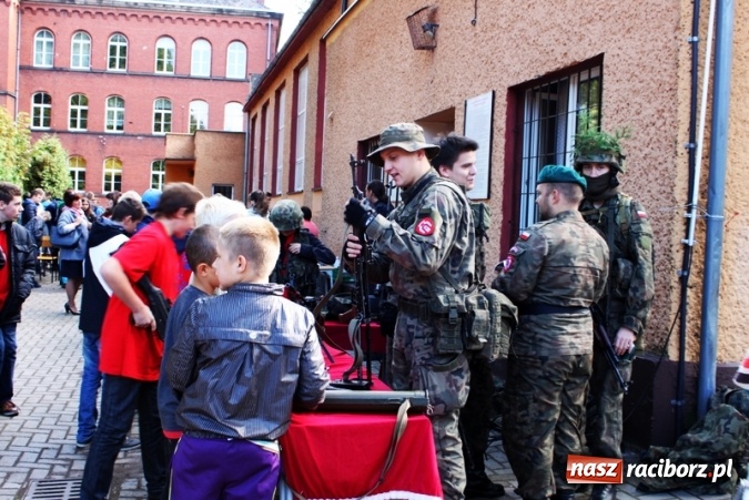 Zdjęcie w galerii na portalu naszraciborz.pl: Gimnazjum nr 5 świętowało Dzień Patrona Szkoły wiadomości z regionu