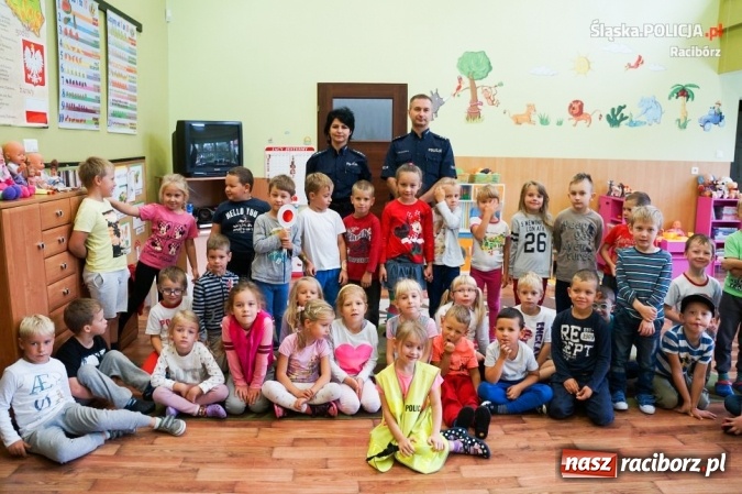 Zdjęcie w galerii na portalu naszraciborz.pl: Raciborscy policjanci piątek spędzili z przedszkolakami wiadomości z regionu