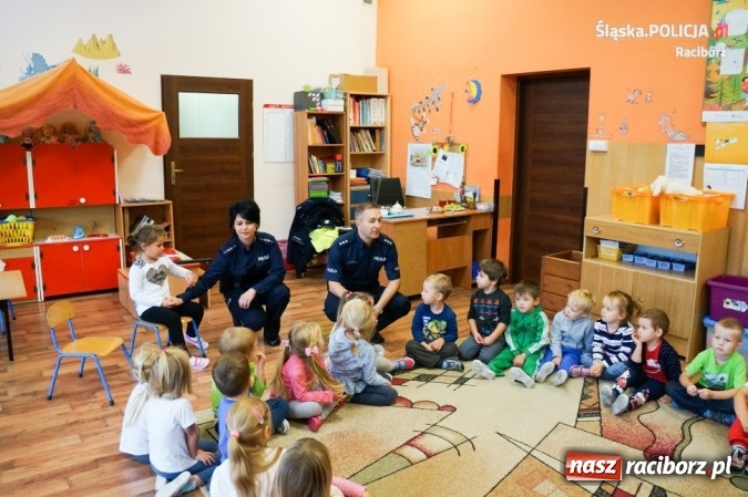 Zdjęcie w galerii na portalu naszraciborz.pl: Raciborscy policjanci piątek spędzili z przedszkolakami wiadomości z regionu