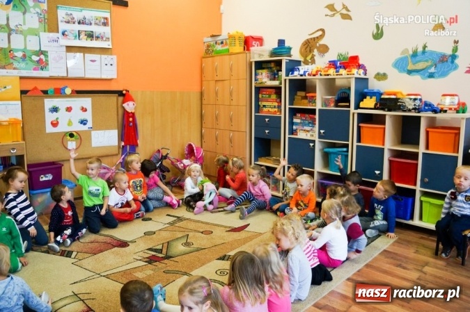 Zdjęcie w galerii na portalu naszraciborz.pl: Raciborscy policjanci piątek spędzili z przedszkolakami wiadomości z regionu