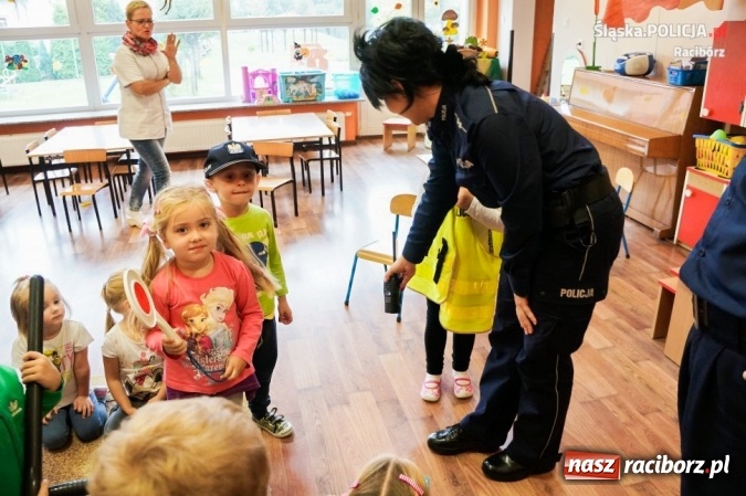 Zdjęcie w galerii na portalu naszraciborz.pl: Raciborscy policjanci piątek spędzili z przedszkolakami wiadomości z regionu
