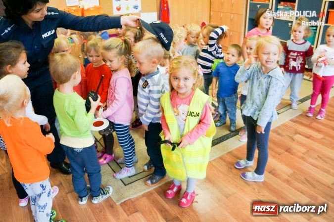 Zdjęcie w galerii na portalu naszraciborz.pl: Raciborscy policjanci piątek spędzili z przedszkolakami wiadomości z regionu