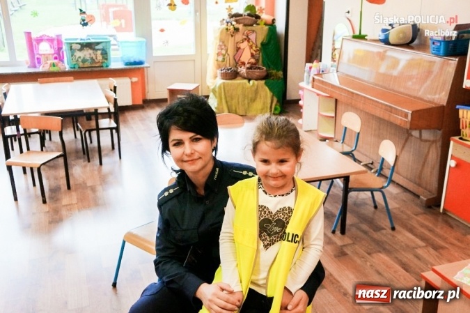 Zdjęcie w galerii na portalu naszraciborz.pl: Raciborscy policjanci piątek spędzili z przedszkolakami wiadomości z regionu