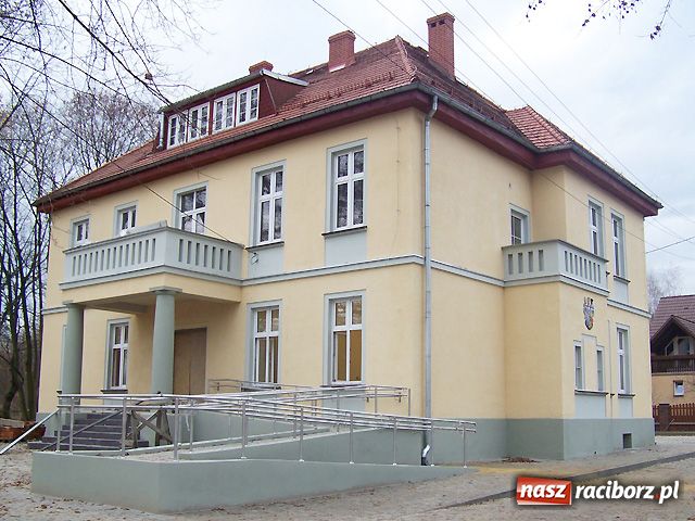 Zdjęcie w galerii na portalu naszraciborz.pl: Nowa przychodnia z herbem wiadomości z regionu