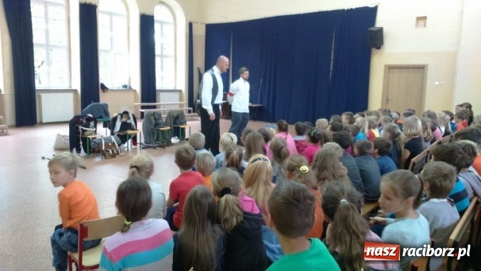 Zdjęcie w galerii na portalu naszraciborz.pl: Żywa lekcja historii w Szkole Podstawowej nr 4 wiadomości z regionu